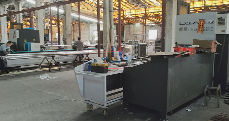 Metal mobilya fabrikası atölyesinde 10 takım boru ve profil lazer kesim makinesi